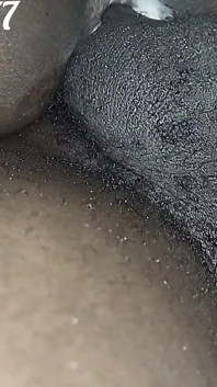 Después de ver porno con mi novio estaba tan cachonda que tuve que montar su polla negra en mi coño mojado