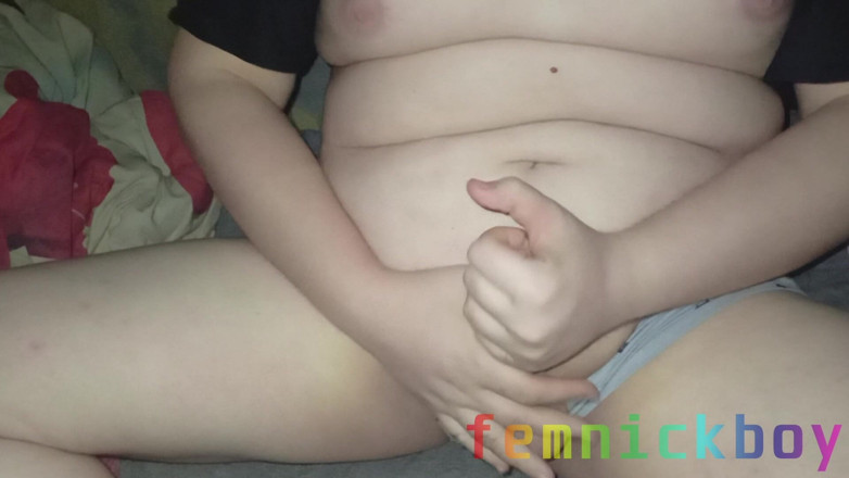 femnickboy: Gras branle sa petite bite drôle et elle explose avec...