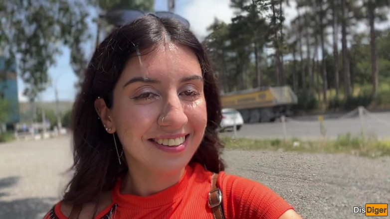 Dis Diger: Chica loca chupando polla en los arbustos - enorme caminata facial