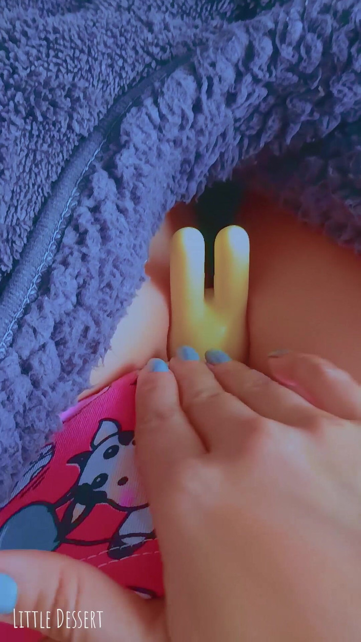 Little Dessert: Prima experiență cu vibratorul a studentei latino minuscule