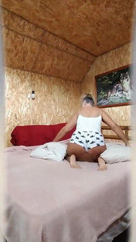 Suri rumah panas Lukerya. Pagi Bermula di Katil.