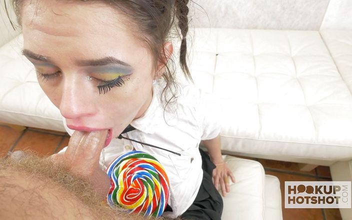 Hookup Hotshot: Rozkošná teenagerka Lucie Cline tvrdě šuká od chlapa, kterého potkala online