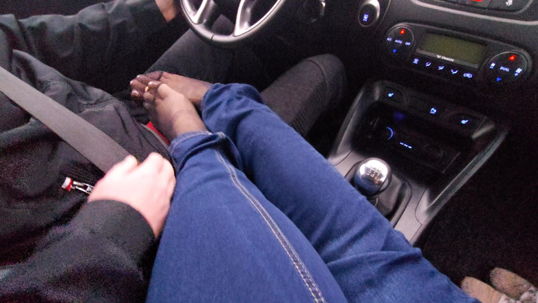 Step Mommy: Mamă sexy amatoare în blugi și șosete din nailon oferă unui șofer de taxi...