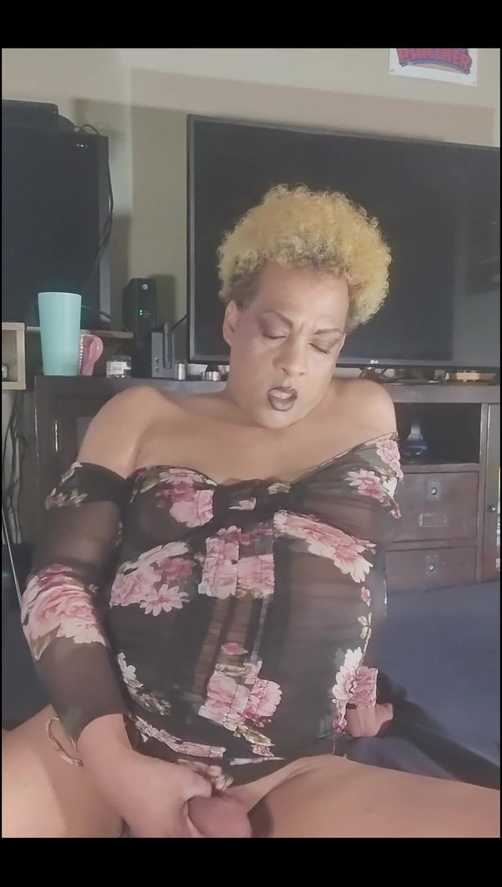 KNKY Bee: Вставили плаг и поглаживали