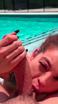 cycata loszka Maddy May zostaje zerżnięta przy basenie przez Big Dick Jmac