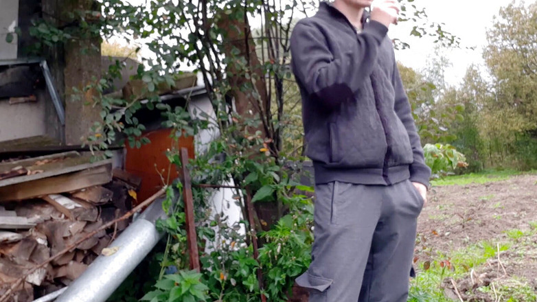 AlexRusFun: Ruský nadržený chlap chčije a honí si ptáka