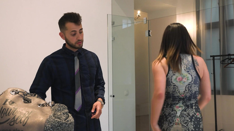 MMV Films: Brunette in visnetten berijdt pik hard en wordt geneukt