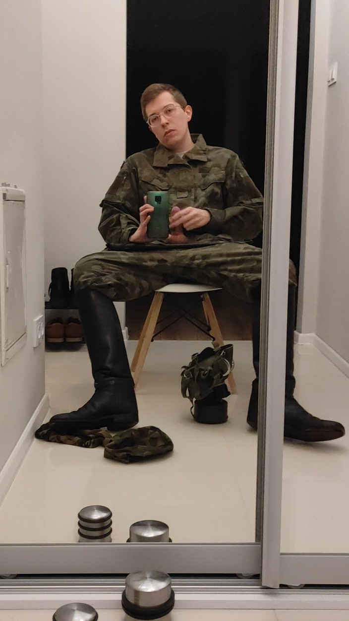 Gayfucker25: Prajurit masturbasi di Perwira Militer 2