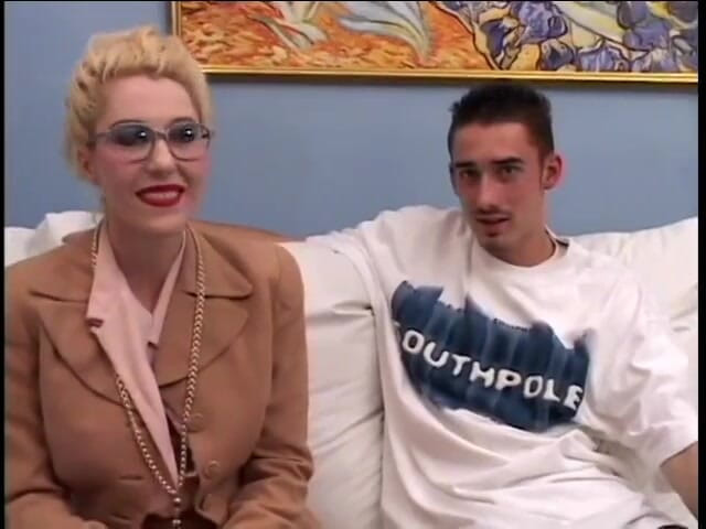 My MILF: Blond dziwka zostaje pochylona i zerżnięta od tyłu przez młodego...