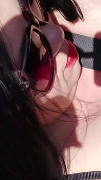 Seksi ve ateşli üvey anne, arabada sadece ağır çekimde hayranlar