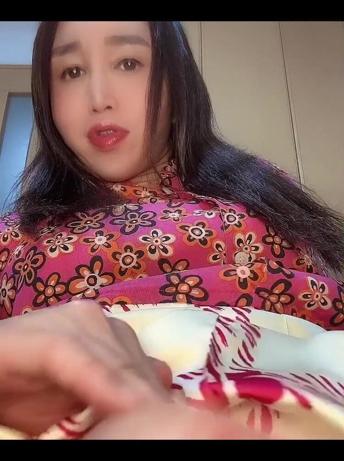 TS Shizuka: Melancap dalam pakaian kasual