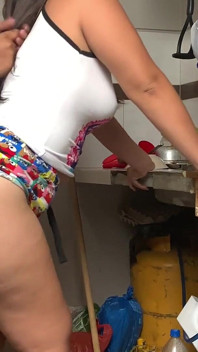 Pieprzony w kuchni w zamian za mycie naczyń