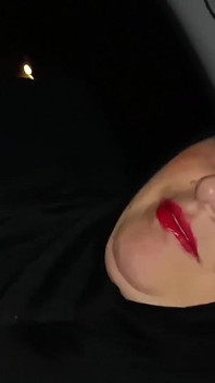 Una prostituta musulmana sposata ha succhiato il cazzo del suo amante nel parcheggio e ha ingoiato il suo sperma.