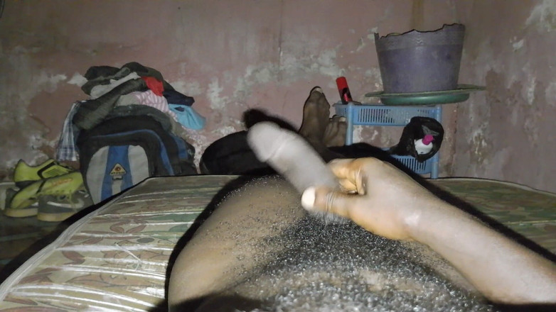 Masturbator emmy: 你的鸡巴在床上需要幸福