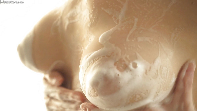 Babe Stare: La ragazza asiatica in lingerie rosa mette su uno spettacolo