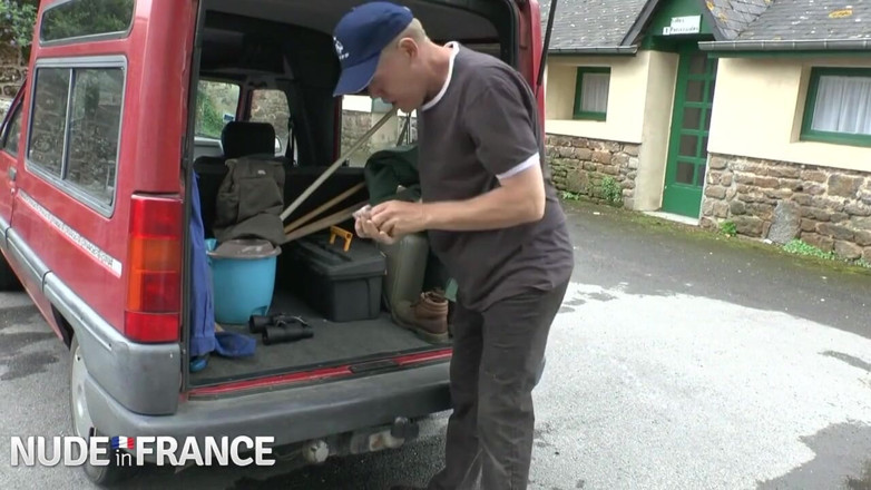 La France a Poil: Drobna brunetka zostaje przybita przez starca