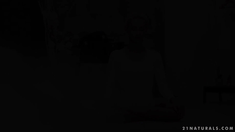 21 Naturals: 21Naturals - Veronica Leal blonde schoonheid