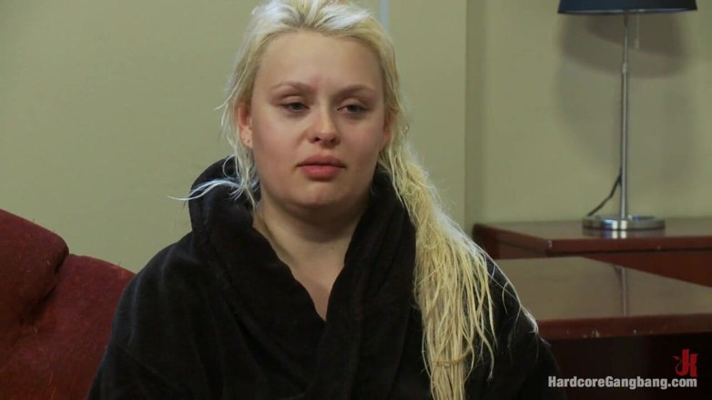 Hardcore Gangbang by Kink: Blonda cu forme își trăiește fantezia de a fi futută în fiecare...