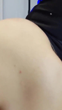 Seksi orta yaşlı seksi kadın şehvetli bir sakso çekiyor. Ağzına boşal. yalama ve emme