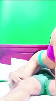 A magrela da minha meia-irmã me seduz com a bunda dela