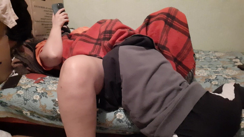 Lesbian-illusion: Meine schüchterne freundin krabbelte unter die decke und weckte mich...