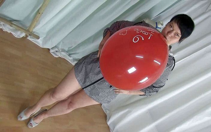 Yvette xtreme: गुब्बारा फोड़ना