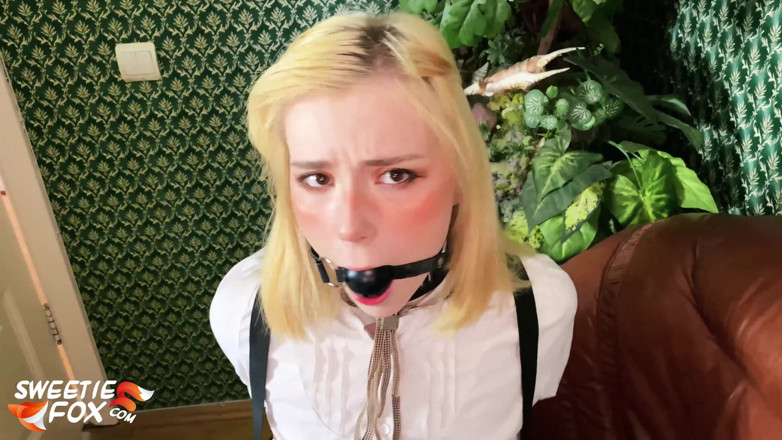 Sweetie Fox: Глубокая глотка крошки в бондаже и хардкорный трах киски - камшот в видео от первого лица