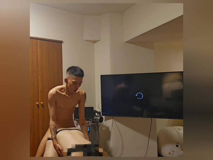 JustinXshow: L'orinatoio di carne non può fare a meno di supplicarmi...