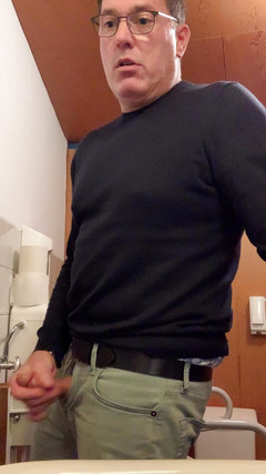 TJenner: Nadržená Honím si na záchodě, stříkám do dlaně a jím...