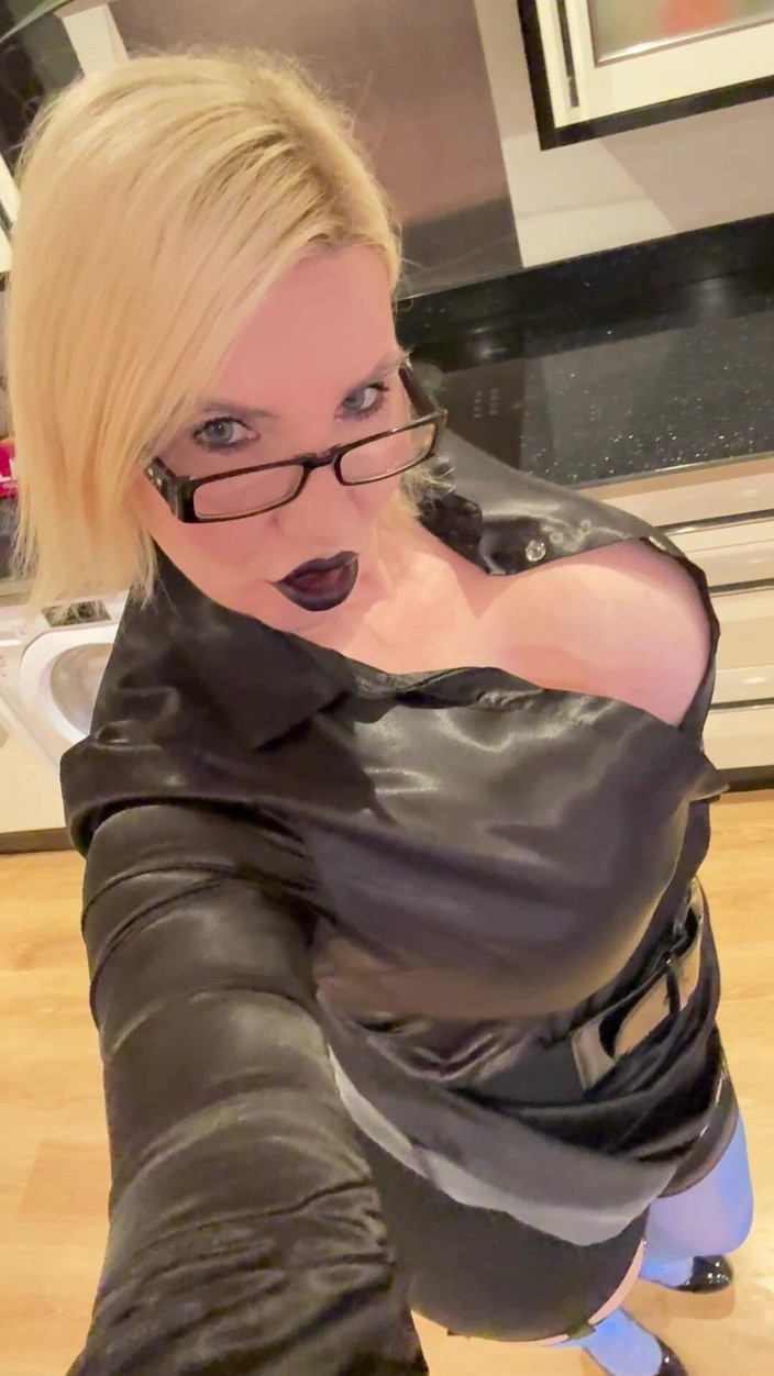 Sophie James: 흑인 립스틱 여주인은 거대한 젖탱이와 보지를 숭배합니다.