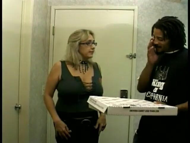 First Black Sexperience: Pizza teslimatı yapan zenci adam canı sıkılmış yaşlı bayan Wanda...