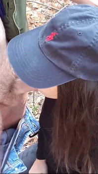 18-letnia brunetka daje loda i połyka spermę w parku