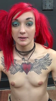 Jackie Petite Labă roșcată tatuată în înghițire adâncă flămândă în gât!