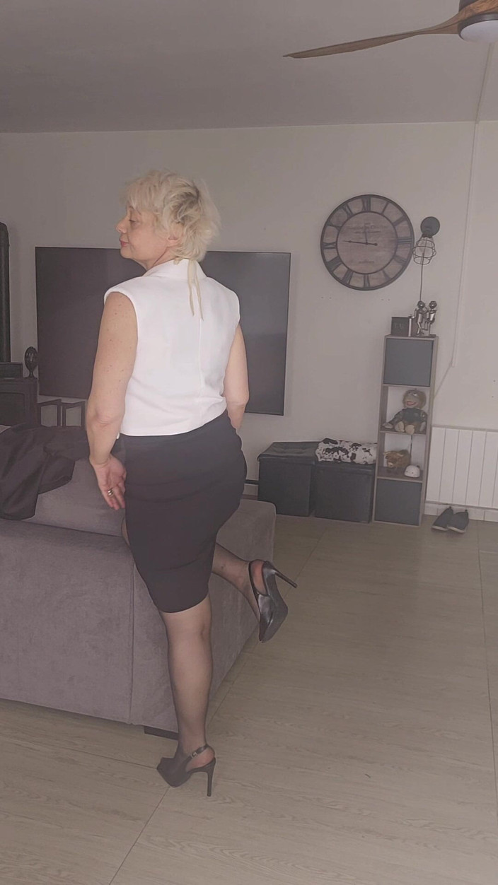Sofy13: Ce crezi de costumul meu pentru a merge la serviciu?...