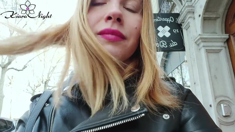 Kiara Night: Ragazza sexy all'aperto mostra le tette e gioca con la...