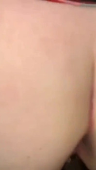 Une grosse bite noire se fait prendre en levrette avec un cock ring