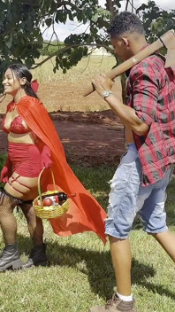 Naughty Little Riding Hood bertemu dengan Lumberjack Eater dan melepaskannya di tengah-tengah jalan