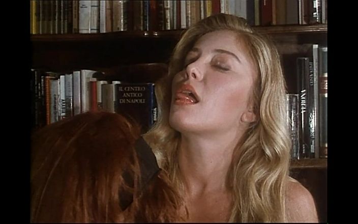 Vintage megastore: モアナポッツィのための3P、お尻の大きなコックと熟女のための口の中の精液