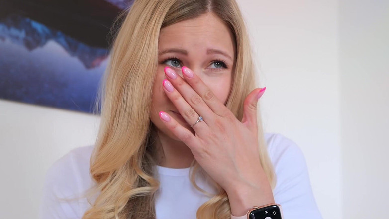 Stella Cardo: Sie flirtet mit dir, um es ihr zu zeigen