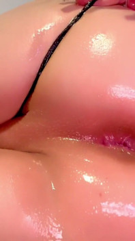 Ben de seninle kinky konuşurken sıkı deliğime ve seksi, sulu popomun üzerine yağ döküyorum!