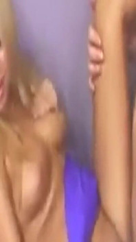 成熟した美女がアナルを広げて深くアソコを舐め、指で愛撫する狂乱