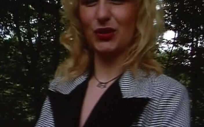 German Amateur Videos: Em gái nghiệp dư từ Đức chơi với đồ chơi của cô ấy