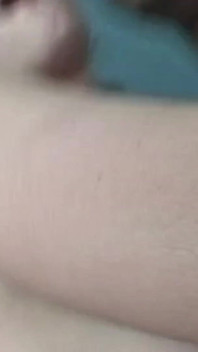 Sarışın büyük zenci yarağını gırtlağına kadar alıyor ve amını ve anal seksini sert bir üçlü sekste siktiriyor.