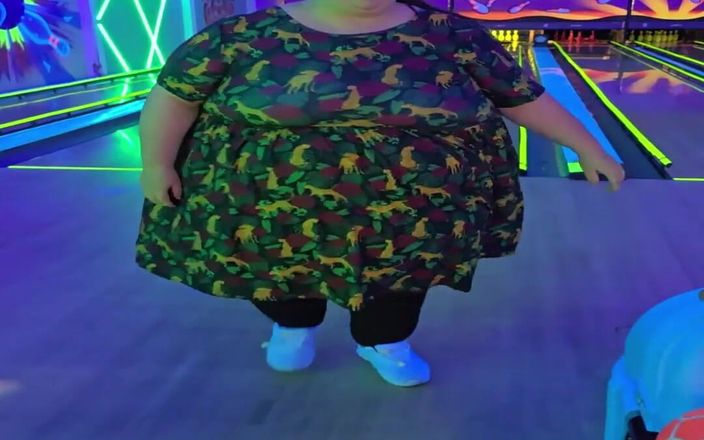 SSBBWLadyBrads: SSBBW ut bowling