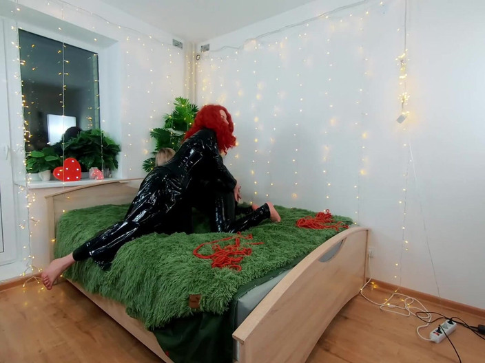 Arya Grander: 女同恋物癖乐趣的幕后视频。pvc衣服，轻女主调教，用日立魔杖挠痒痒