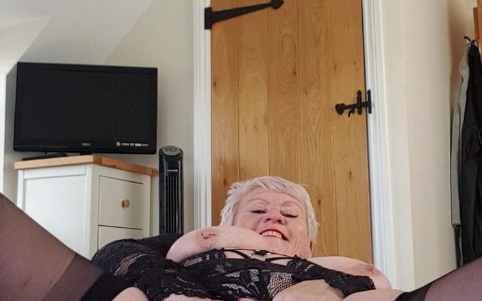 Uk Joolz: E' l'ora della provocante in lingerie