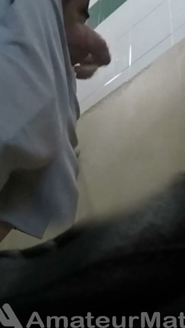AmateurMates: Любительський str8 чувак спійманий на писаннях у громадському туалеті urinal