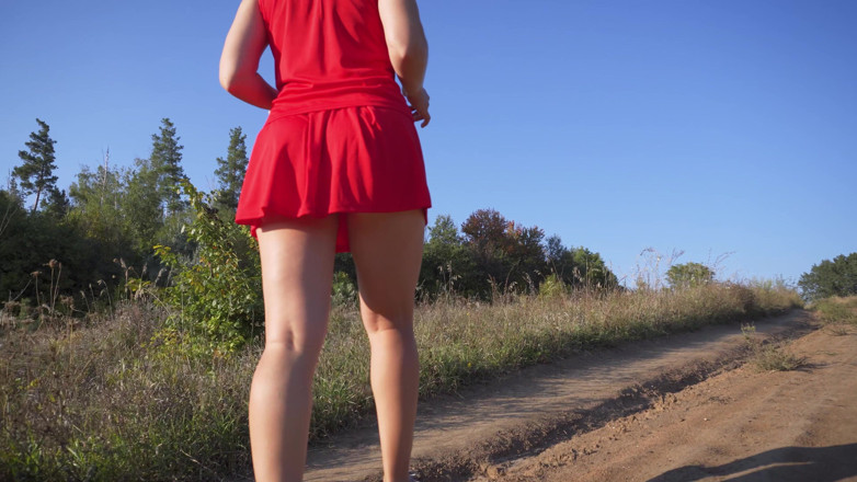 Teasecombo 4K: Gadis berpakaian pendek berjalan di luar ruangan dan pamer pantat