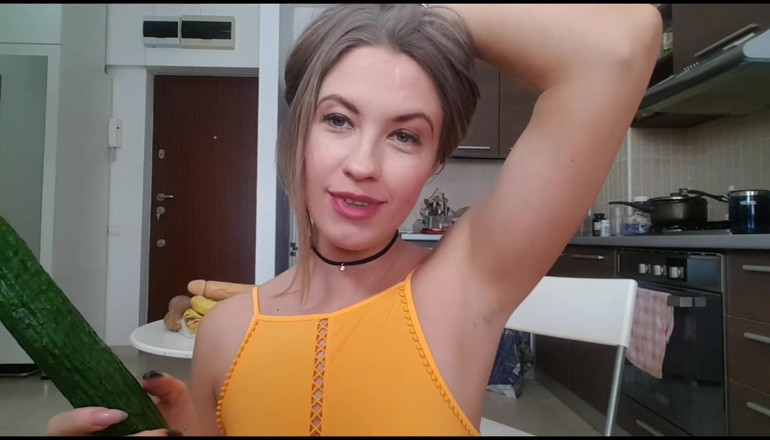 Erotic Tanya: Teen does deepthroating challenge