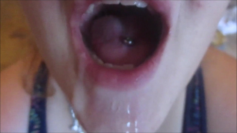 Sadee Rain: Sadee se fait sucer une bite et donne un facial énorme